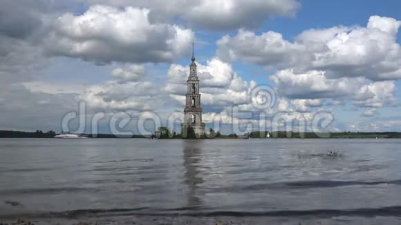 圣尼古拉大教堂被淹的钟楼景观俄罗斯卡利亚津视频的预览图