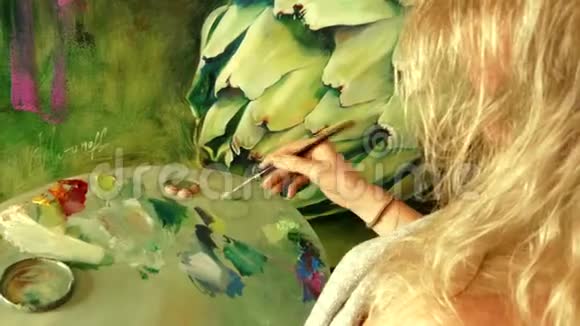 年轻女画家画一个大的写实菊芋视频的预览图