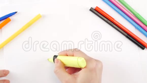 女人在白纸上用黄毛毡笔画梨花时间流逝视频的预览图