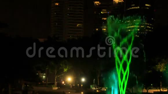 在PetronasTowers的特写喷泉在夜间变色视频的预览图