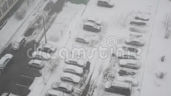 莫斯科暴风雪期间停车场的俯视图俄罗斯视频的预览图