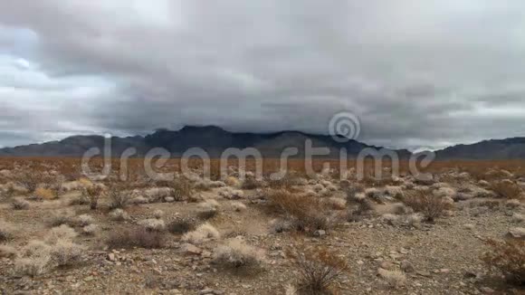 莫哈韦沙漠风暴云的时间流逝剪辑2视频的预览图