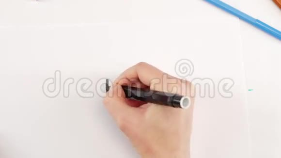 女人用白纸上的黑色毛毡笔画电话时间流逝视频的预览图
