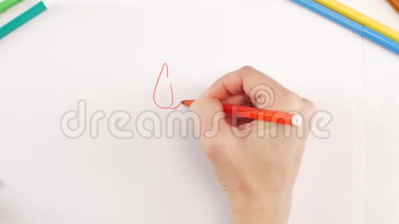 女人在白纸上用不同的毡尖笔画花视频的预览图