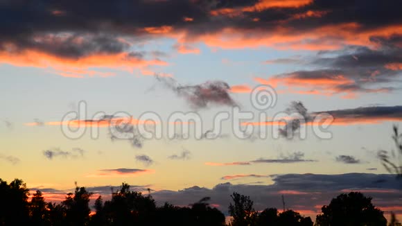日落时美丽的红云视频的预览图
