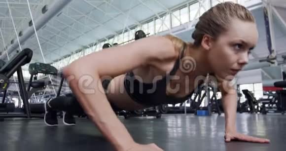 在健身房锻炼视频的预览图