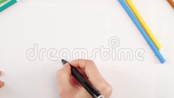 女人用白纸上的黑色毛尖笔画省略号时间流逝视频的预览图