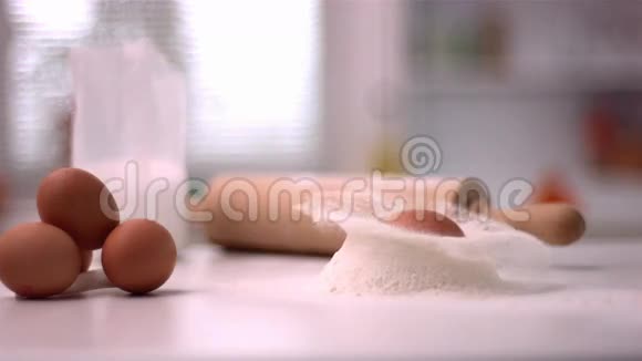 鸡蛋落在面粉堆里视频的预览图