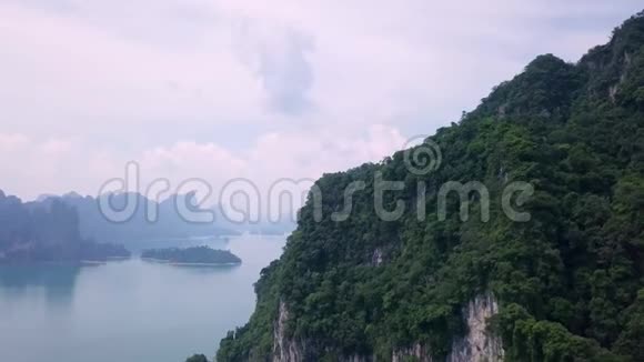 从水中升起的石灰岩岩石的鸟瞰图朱兰湖高索国家公园山顶景观视频的预览图