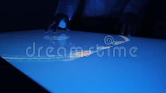 人指示器上的传感器触摸屏感官交互表在黑暗中视频的预览图