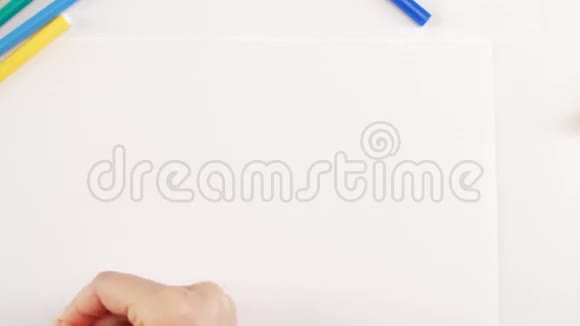 女人在白纸上用不同的毡尖笔画彩虹视频的预览图