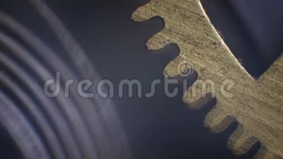 发条在显微镜下拍摄视频的预览图