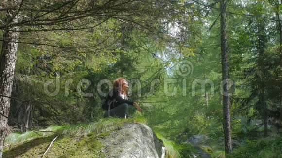 女人在野生森林里冥想视频的预览图