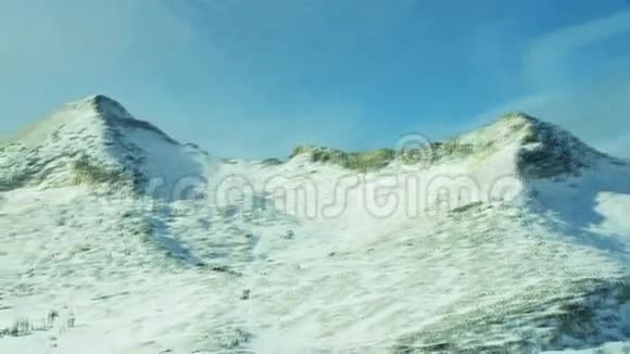 积雪覆盖的山地丘陵松林常绿4k空中冬季景观视频的预览图