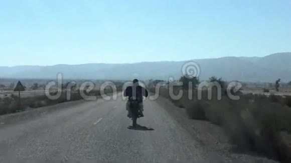 在非洲骑摩托车的人视频的预览图