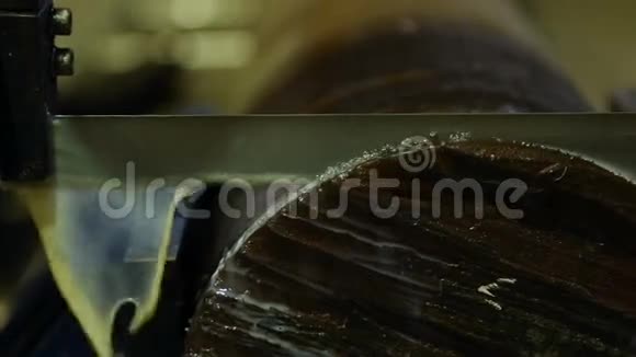 车间里的轮廓线带锯切割金属冷却乳化液倒在锯上工作等高线锯视频的预览图