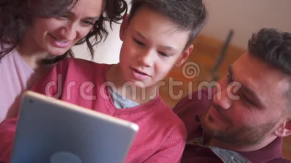家庭在数字平板电脑上玩游戏视频的预览图