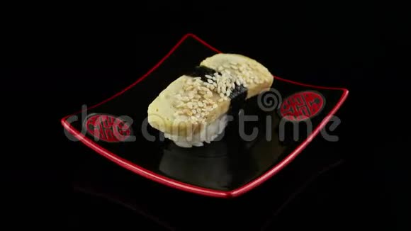 黑色盘子里的塔马戈寿司煎蛋卷视频的预览图