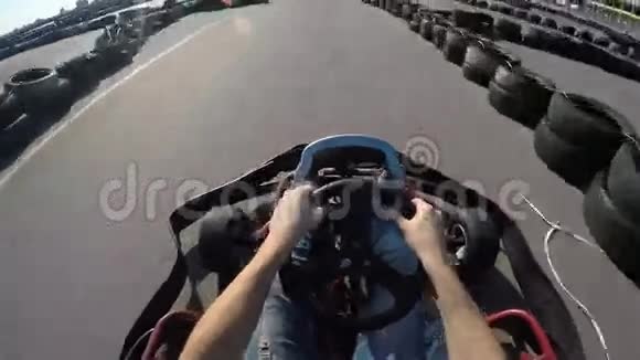 男子驾驶卡丁车的速度非常快从司机的角度拍摄视频的预览图
