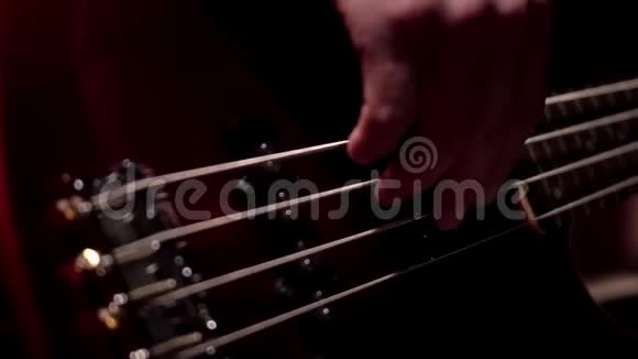 音乐家演奏五弦电低音吉他宏视频的预览图