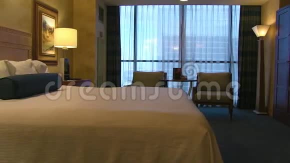 干净的酒店客房和床视频的预览图