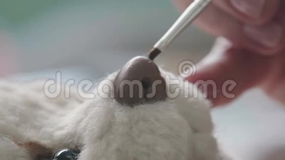 绘画用细笔软玩具的鼻子泰迪熊视频的预览图