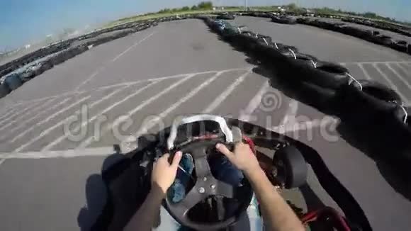 男子驾驶卡丁车的速度非常快从司机的角度拍摄视频的预览图