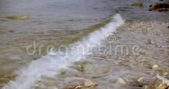 海边的软海浪岩石海滩视频的预览图
