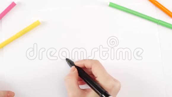 女人用白纸上的黑色毡尖笔画香烟时间流逝视频的预览图