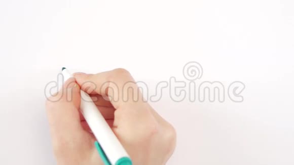 手的女性写作目标享受在纸上视频的预览图
