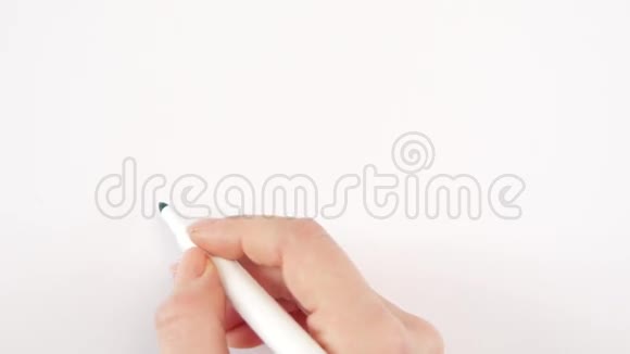 女人的手在纸上书写目标梦想视频的预览图
