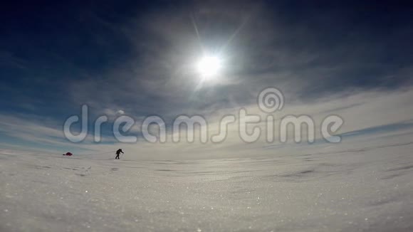 一个人在雪地上跋涉视频的预览图