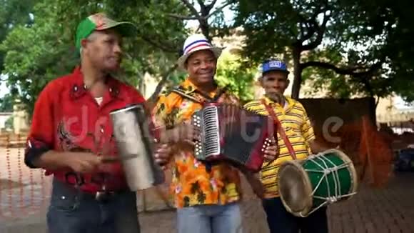 三位成人音乐家在户外唱歌和演奏视频的预览图