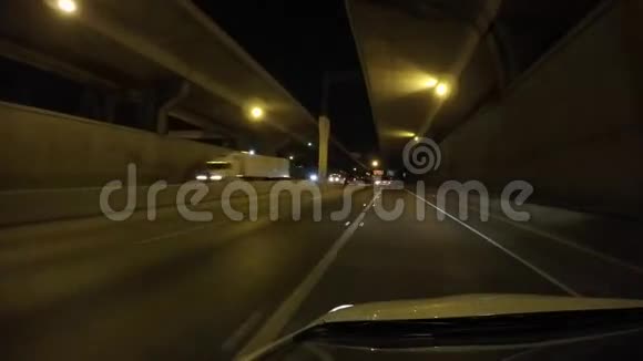 夜间高速公路行驶4k视频的预览图