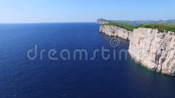 地中海危险悬崖的空中景观视频的预览图
