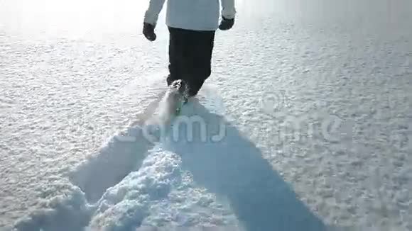 女人在雪地里行走视频的预览图