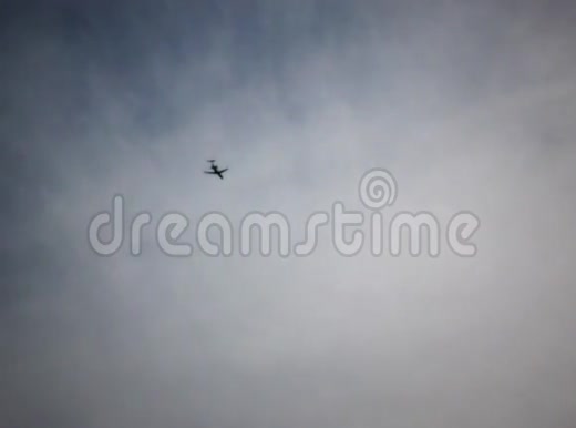 飞机飞翔蓝天视频的预览图