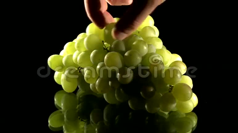 吃新鲜的绿色葡萄隔离视频的预览图