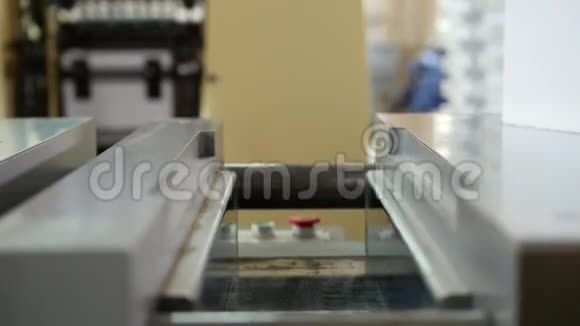 现代印刷厂的复写工艺印刷业视频的预览图