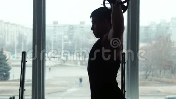 剪影运动员在健身房举起杠铃视频的预览图
