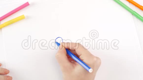 女人在白纸上用蓝毛毡尖笔画葡萄时间流逝视频的预览图