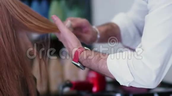 美容师工作手男造型师梳理头发末端视频的预览图