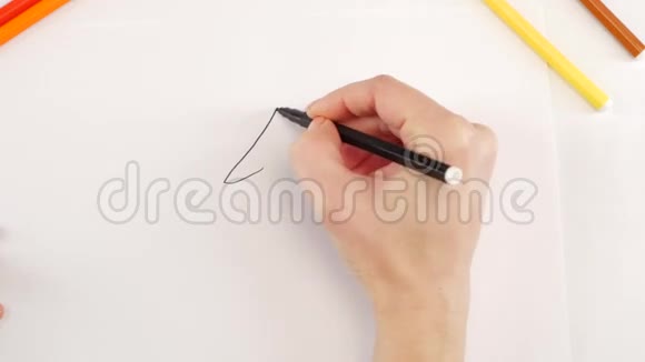 女人在白纸上用不同的笔画箭头时间流逝视频的预览图