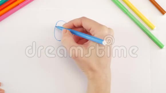 女人用不同的毛尖笔在白纸上画气球时间流逝视频的预览图
