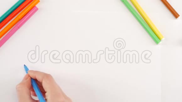 女人在白纸上用蓝色的毡尖笔画云彩时间流逝视频的预览图