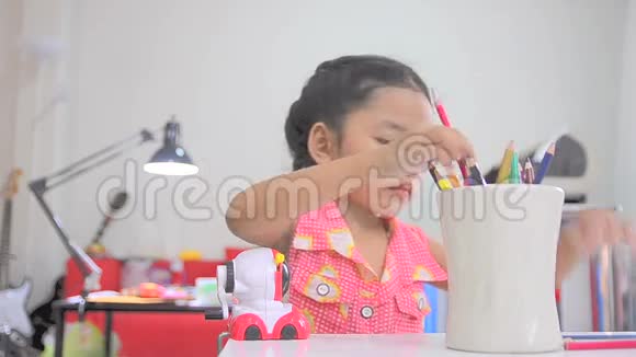 亚洲小女孩用彩色卷笔刀视频的预览图