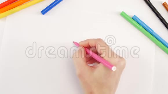 女人在白纸上用蓝色和粉红色的毡尖笔画男人时间流逝视频的预览图