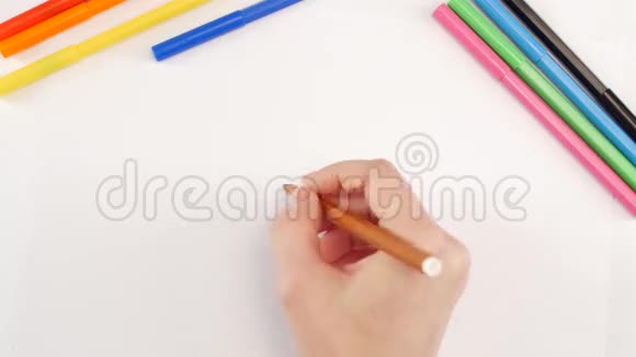 女人用白纸上的红毛毡笔画盒子视频的预览图