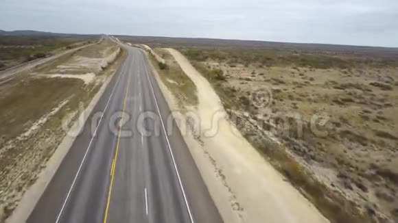 空中荒凉的公路视频的预览图