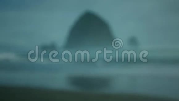 雾海浪山岩视频的预览图